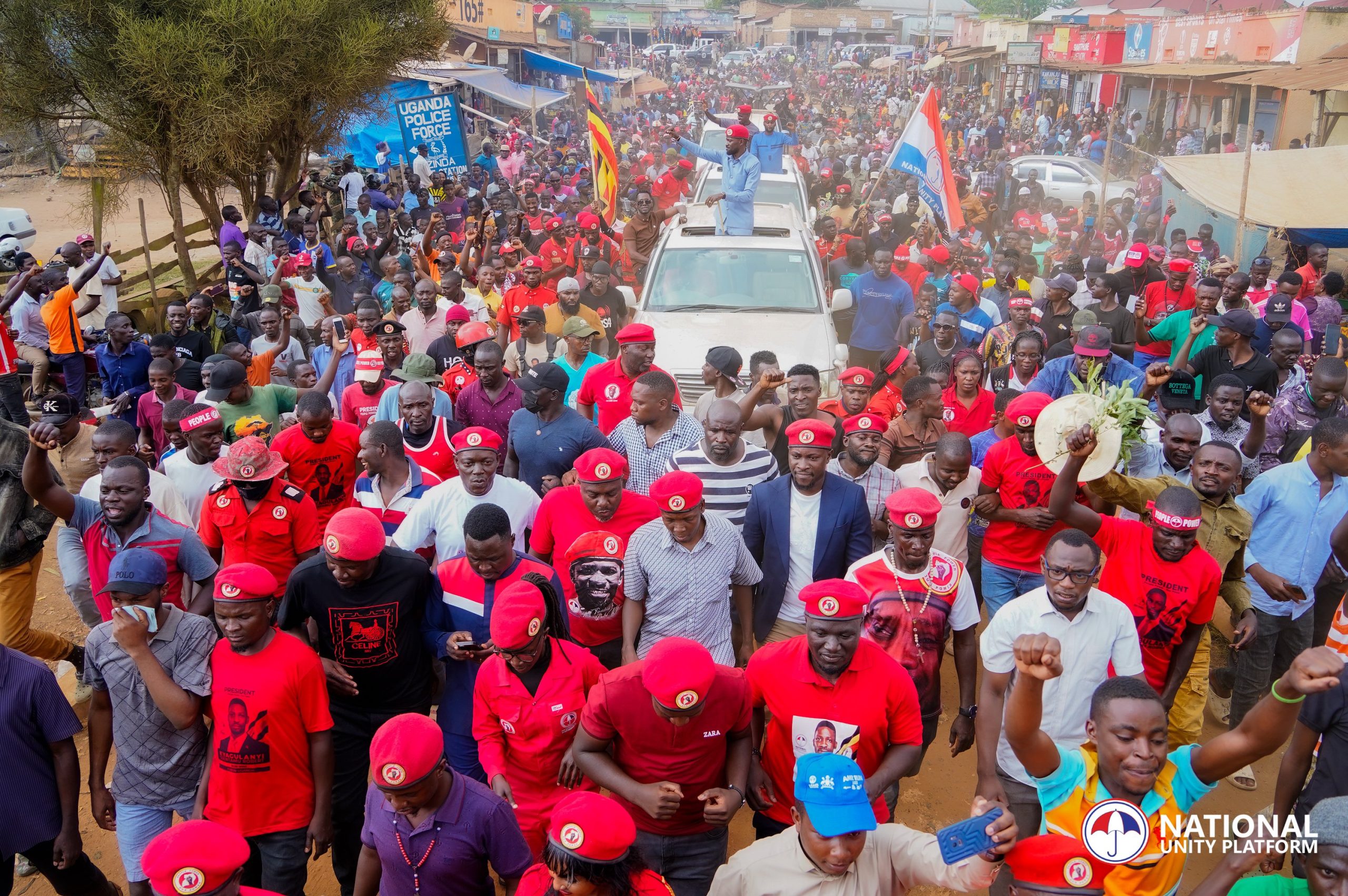 Robert Kyagulanyi addressing a large crowd at Kizinda Grounds in Ishaka-Bushenyi during his national tour